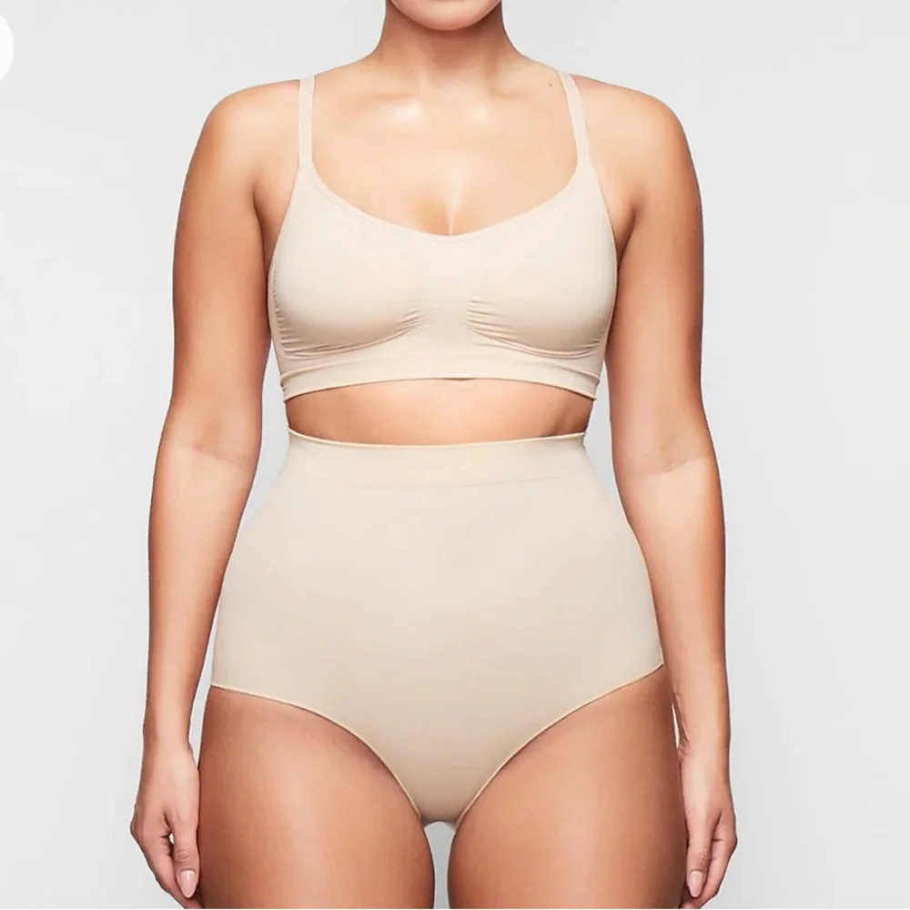 SKIMS SCULPTING BRALETTE - Picture 2 of 6